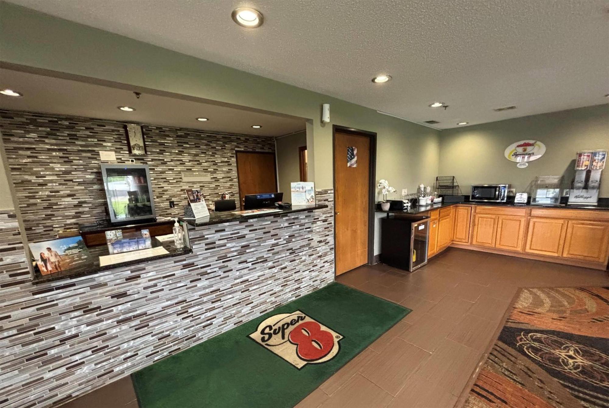 Super 8 By Wyndham Paris Il Motel Exterior photo